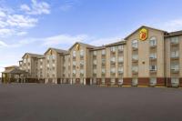 フォート・ネルソンにあるSuper 8 by Wyndham Fort Nelson BCの前に駐車場がある大きな建物