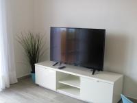 A television and/or entertainment centre at Terraza vista océano La Quinta