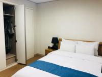 Hotel Joy near Camp Humphresにあるベッド