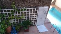 Bazén v ubytování Apartamentos La Iguana nebo v jeho okolí