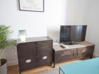 A television and/or entertainment centre at Precioso apartamento en la latina palacio real