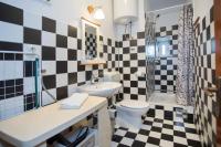 Kúpeľňa v ubytovaní Antique beautiful apartment in center with terrace & sea view
