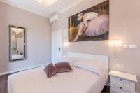 Posteľ alebo postele v izbe v ubytovaní Theatre of Dreams Rooms