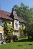 A garden outside Schloss Pesenbach Chalet im Freizeitland Feldkirchen an der Donau