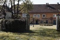 A garden outside Schloss Pesenbach Chalet im Freizeitland Feldkirchen an der Donau