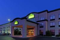 Un hotel con un cartel en la entrada. en Wingate by Wyndham Erlanger - Florence - Cincinnati South, en Erlanger