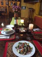 einen Tisch mit Speisen und einer Flasche Wein in der Unterkunft La Casa de Zarela in Huaraz