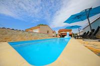 Bazén v ubytovaní Holiday Home Luka Pridraga alebo v jeho blízkosti