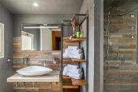 A bathroom at VILLA GIUMMARITO B&B