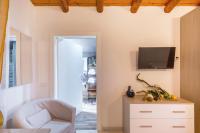 A television and/or entertainment centre at VILLA GIUMMARITO B&B