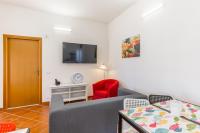 A television and/or entertainment centre at VILLA GIUMMARITO B&B