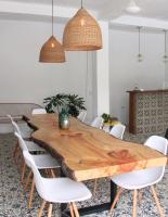 帕洛米诺Casa del Pavo Real Boutique Hotel的配有木桌和白色椅子的餐厅