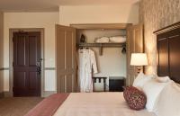The Groton Innにあるベッド
