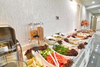 un buffet con muchos platos de comida en una mesa en Novelty Hotel, en Estambul