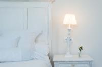 A bed or beds in a room at La Casa de la Vieja - Rustic & Charming Appartments