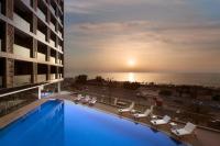 Bazén v ubytování Wyndham Garden Ajman Corniche nebo v jeho okolí