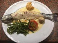 ein weißer Teller mit Fisch und Gemüse in der Unterkunft Logis Hôtel - Restaurant Aux Bruyères in Orbey