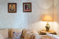 A seating area at La Casa de la Vieja - Rustic & Charming Appartments