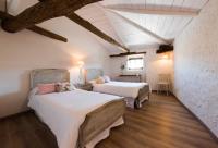 A bed or beds in a room at La Casa de la Vieja - Rustic & Charming Appartments