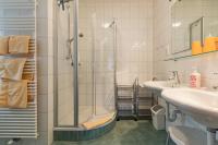 A bathroom at Landhaus Kreuz