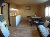 Kuchyňa alebo kuchynka v ubytovaní Chaty - Resort AQUA MARIA