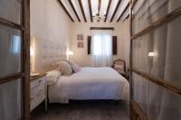 A bed or beds in a room at La Casa de la Vieja - Rustic & Charming Appartments