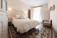 A bed or beds in a room at La Casa de la Vieja - Rustic & Charming Appartments