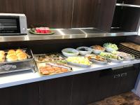 ホテルの敷地内または近くでの食事または食べ物