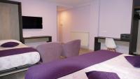 Televízia a/alebo spoločenská miestnosť v ubytovaní Hotel Rural El Nido de Pinares