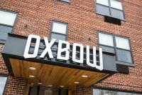 un cartel en el costado de un edificio de ladrillo en The Oxbow Hotel, en Eau Claire