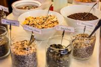 Una mesa con frascos de granola y tazones de semillas. en Cavallino Lovely Hotel, en Andalo