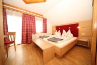 A bed or beds in a room at Pension-Greimelbacherhof