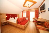 A bed or beds in a room at Pension-Greimelbacherhof