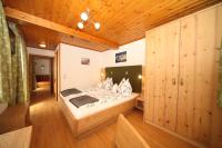A bed or beds in a room at Pension-Greimelbacherhof