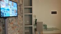Televízia a/alebo spoločenská miestnosť v ubytovaní Hotel Borgovico