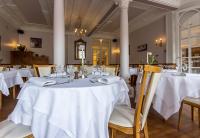 Un restaurante u otro lugar para comer en Logis Hôtel Regina