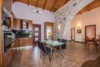 Kuchyň nebo kuchyňský kout v ubytování PRIVATE Sapphiros Villa
