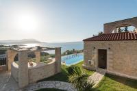 Bazén v ubytování Hectoras Villa in Plaka BY APOKORONAS-VILLAS nebo v jeho okolí