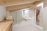 A bathroom at La Giostra Home Apartments