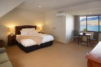 Ein Bett oder Betten in einem Zimmer der Unterkunft Hidden Lodge Queenstown