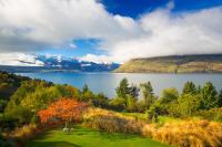 Blick auf einen See mit Bergen im Hintergrund in der Unterkunft Hidden Lodge Queenstown in Queenstown