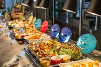 una línea de buffet con muchos platos diferentes de comida en Fliport Wutong Hotel-Free Welcome Fruit & Near Exhibition Center, en Xiamen