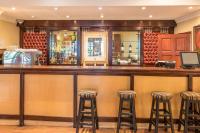 Lounge nebo bar v ubytování Constantia Hotel and Conference Centre