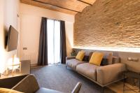 Televízia a/alebo spoločenská miestnosť v ubytovaní Aspasios Sagrada Familia Apartments