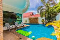 Bazén v ubytování TEWAREE VILLA - PATTAYA HOLIDAY HOUSE WALKING STREET 4 bedrooms nebo v jeho okolí