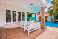 Bazén v ubytování TEWAREE VILLA - PATTAYA HOLIDAY HOUSE WALKING STREET 4 bedrooms nebo v jeho okolí
