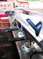 um bar de café com duas xícaras de café sobre uma mesa em Long Set Resort em Koh Rong Island