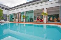 Bazén v ubytování Gorgeous Luxury 3BR Pool Villa Atoosa near Naiharn nebo v jeho okolí
