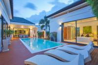 Bazén v ubytování Gorgeous Luxury 3BR Pool Villa Atoosa near Naiharn nebo v jeho okolí
