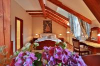 Postel nebo postele na pokoji v ubytování Romantic Hotel Mlýn Karlstejn